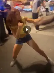 Una mujer borracha en la calle recibe un puñetazo en la cara