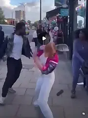 Dos idiotas reciben una paliza en la calle