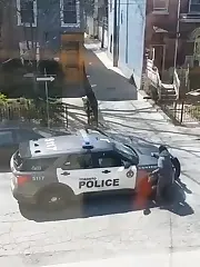 Un drogadicto en la calle decidió atacar a los policías