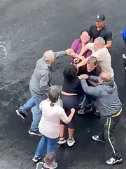 Unas mujeres muy borrachas provocaron una pelea multitudinaria
