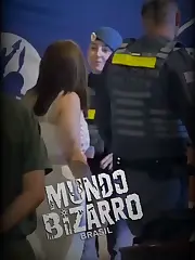 Una idiota borracha atacó a los policías