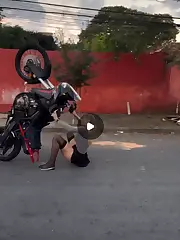 Una linda motociclista se cayó de la moto